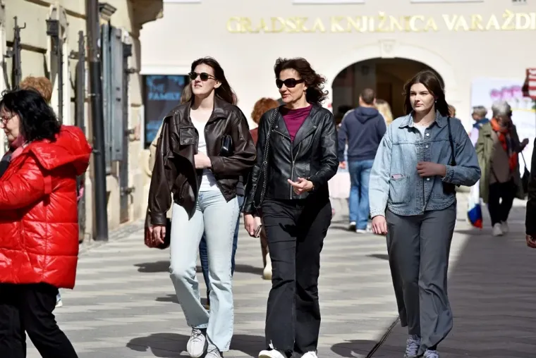 Te&scaron;ko ju je bilo ne primijetiti: Brineta u uskim crnim tajicama ukrala sve poglede