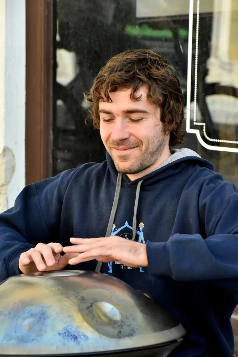 Te&scaron;ko ju je bilo ne primijetiti: Brineta u uskim crnim tajicama ukrala sve poglede