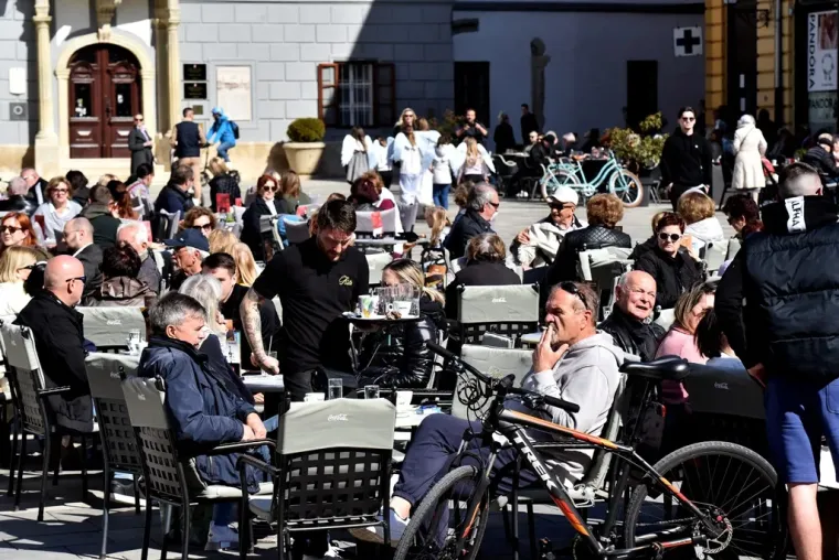 Te&scaron;ko ju je bilo ne primijetiti: Brineta u uskim crnim tajicama ukrala sve poglede