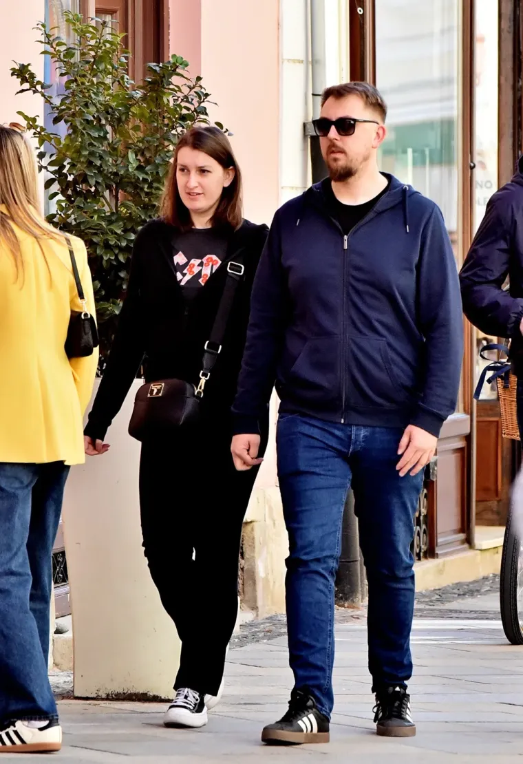 Te&scaron;ko ju je bilo ne primijetiti: Brineta u uskim crnim tajicama ukrala sve poglede