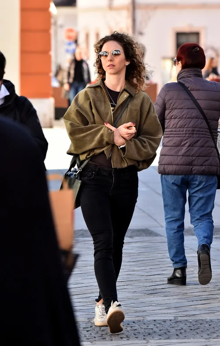 Te&scaron;ko ju je bilo ne primijetiti: Brineta u uskim crnim tajicama ukrala sve poglede