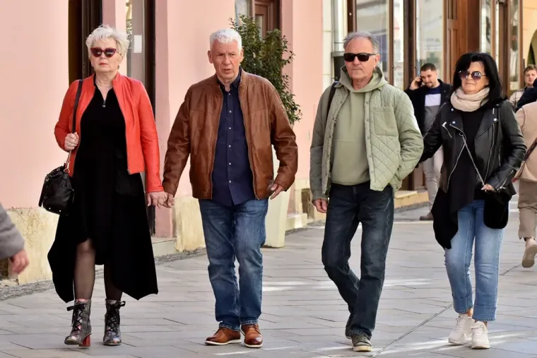 Te&scaron;ko ju je bilo ne primijetiti: Brineta u uskim crnim tajicama ukrala sve poglede