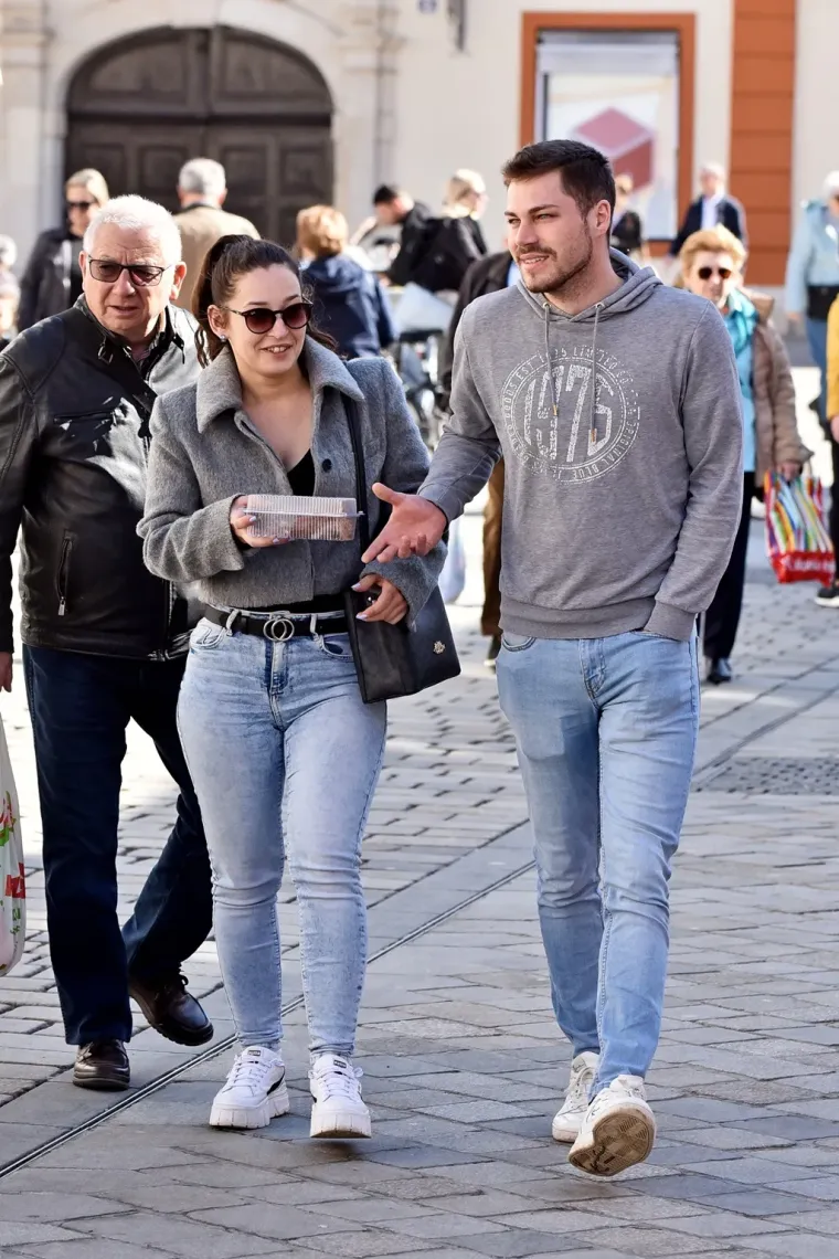 Te&scaron;ko ju je bilo ne primijetiti: Brineta u uskim crnim tajicama ukrala sve poglede