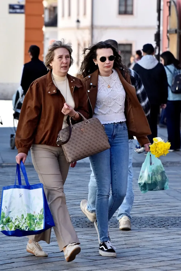 Te&scaron;ko ju je bilo ne primijetiti: Brineta u uskim crnim tajicama ukrala sve poglede