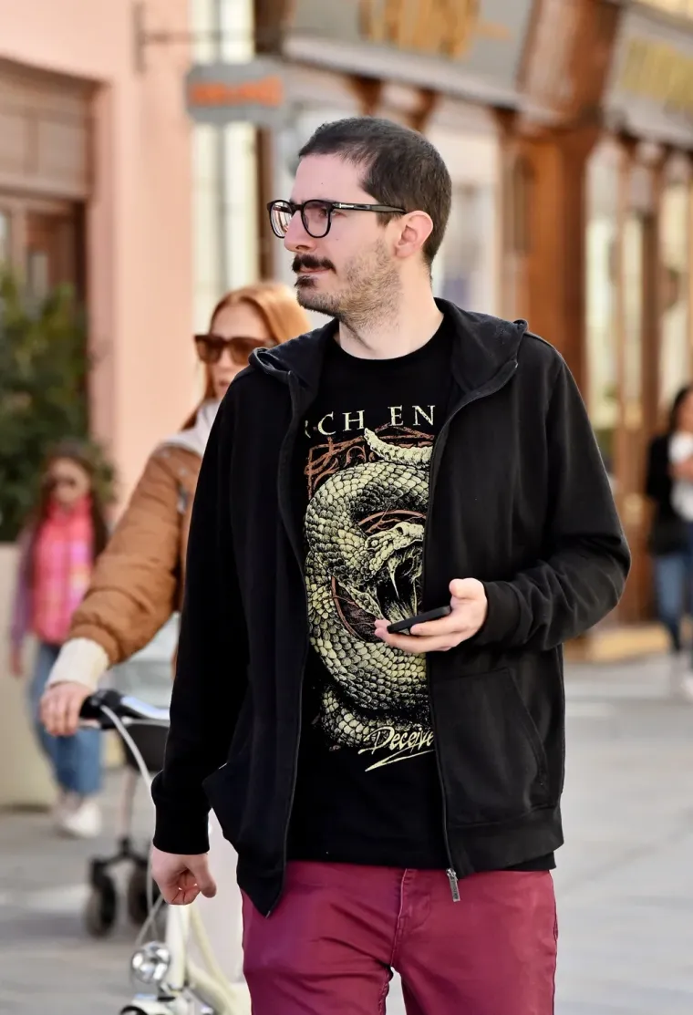 Te&scaron;ko ju je bilo ne primijetiti: Brineta u uskim crnim tajicama ukrala sve poglede