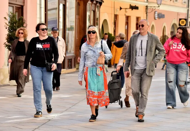 Te&scaron;ko ju je bilo ne primijetiti: Brineta u uskim crnim tajicama ukrala sve poglede