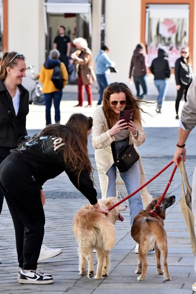 Te&scaron;ko ju je bilo ne primijetiti: Brineta u uskim crnim tajicama ukrala sve poglede