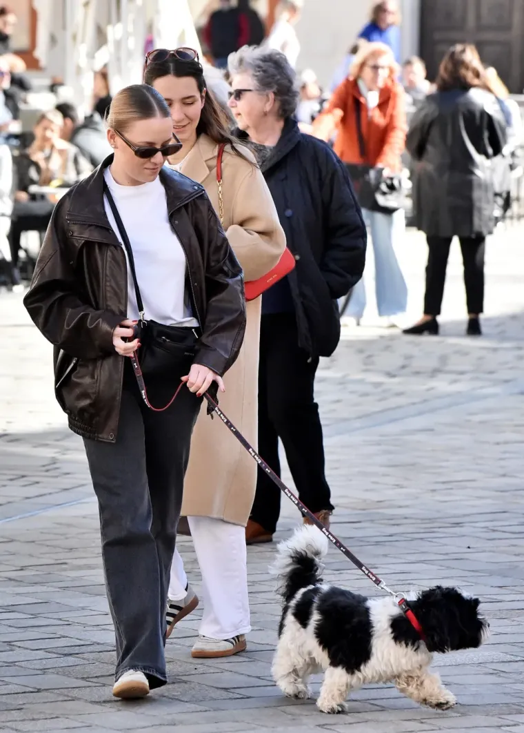 Te&scaron;ko ju je bilo ne primijetiti: Brineta u uskim crnim tajicama ukrala sve poglede