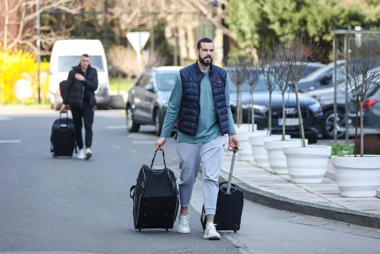 Brončani heroji na okupu: Tko je sve viđen ispred poznatog hotela u Zagrebu?