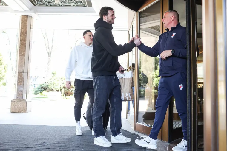 Brončani heroji na okupu: Tko je sve viđen ispred poznatog hotela u Zagrebu?