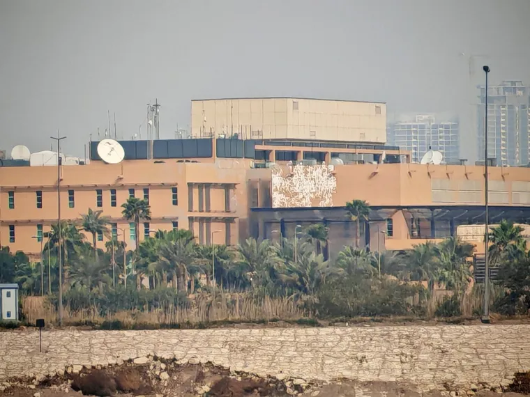 Eksplozije i vatra kod američkog veleposlanstva: Pogledajte &scaron;to je sve letjelo nebom