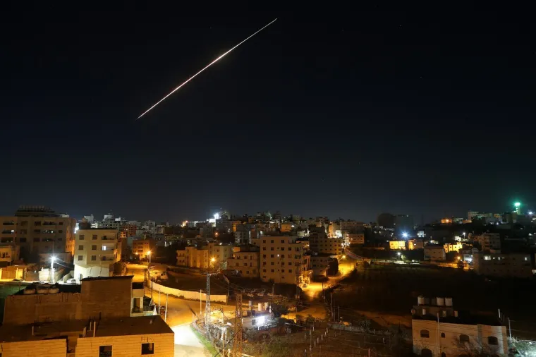 Eksplozije i vatra kod američkog veleposlanstva: Pogledajte &scaron;to je sve letjelo nebom