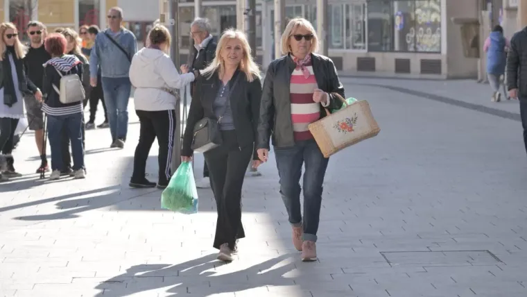 Pokorila &scaron;picu u Čakovcu: U uskoj crnoj haljini pro&scaron;etala gradom i privukla ba&scaron; sve poglede