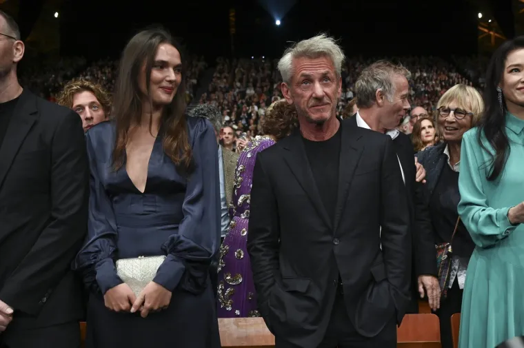 Tko je 35 godina mlađa brineta koja je zaludila Seana Penna? Hollywood bruji o njihovoj vezi