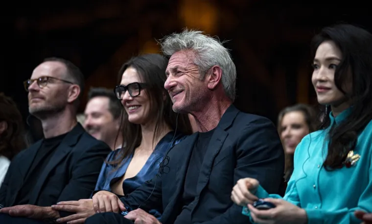 Tko je 35 godina mlađa brineta koja je zaludila Seana Penna? Hollywood bruji o njihovoj vezi
