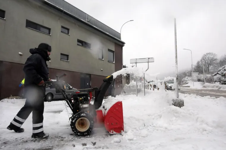 Mislili ste da je zimi kraj? Snijeg prekrio dijelove Hrvatske, a vjetar zatvorio autoceste