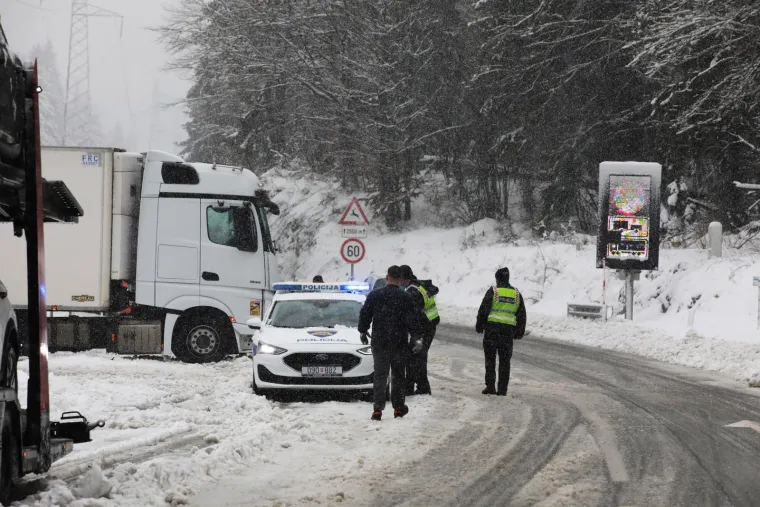 Mislili ste da je zimi kraj? Snijeg prekrio dijelove Hrvatske, a vjetar zatvorio autoceste