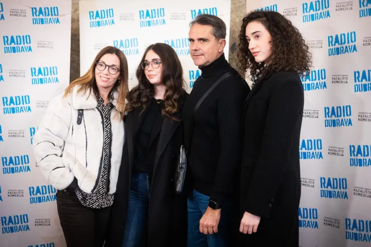 Premijera okupila poznate: Filip Juričić stigao sa sinom, evo tko se sve pojavio