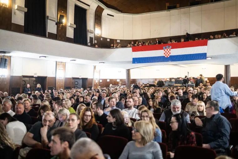 Premijera okupila poznate: Filip Juričić stigao sa sinom, evo tko se sve pojavio