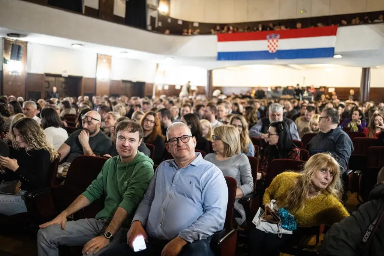 Premijera okupila poznate: Filip Juričić stigao sa sinom, evo tko se sve pojavio