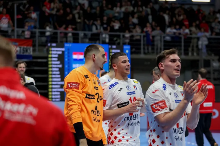 Ljepota, glamur i legende: Evo tko je sve bio na utakmici Hrvatske i &Scaron;vicarske u Zadru