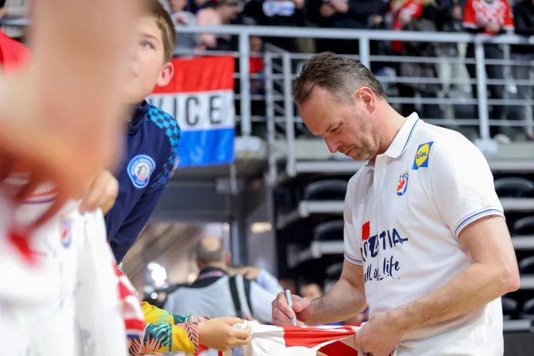 Ljepota, glamur i legende: Evo tko je sve bio na utakmici Hrvatske i &Scaron;vicarske u Zadru