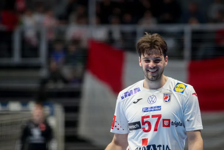 Ljepota, glamur i legende: Evo tko je sve bio na utakmici Hrvatske i &Scaron;vicarske u Zadru