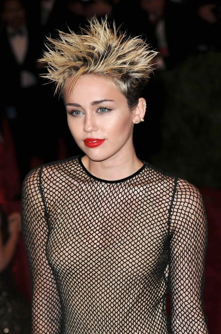 Od Disneyjeve miljenice do seksepilne provokatorice: Nevjerojatna transformacija Miley Cyrus