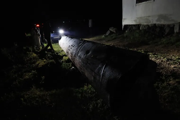 Raketa gre&scaron;kom pala na selo, ljudi su u &scaron;oku: 'Ovo jo&scaron; nismo vidjeli'