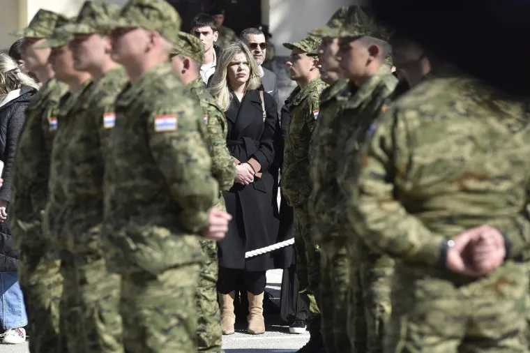 Majke su grlile sinove, pala je i pokoja suza: S prisege u Kninu nadaleko se &scaron;irio ponos...