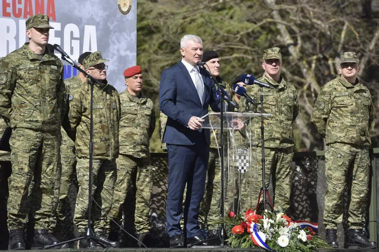 Majke su grlile sinove, pala je i pokoja suza: S prisege u Kninu nadaleko se &scaron;irio ponos...