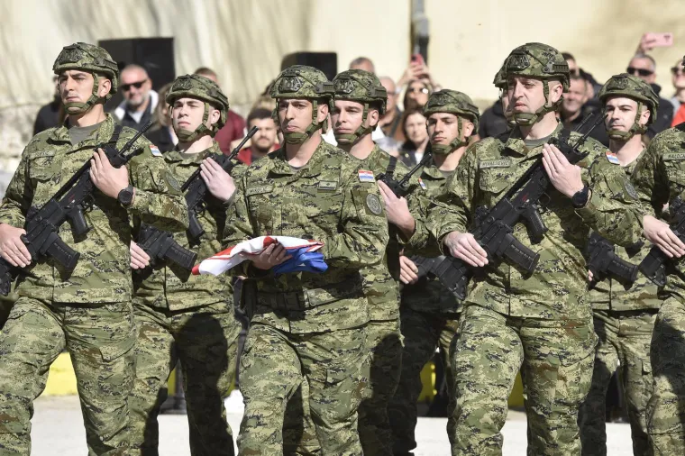 Majke su grlile sinove, pala je i pokoja suza: S prisege u Kninu nadaleko se &scaron;irio ponos...