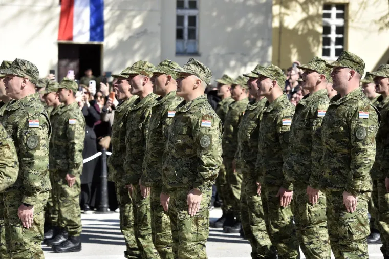 Majke su grlile sinove, pala je i pokoja suza: S prisege u Kninu nadaleko se &scaron;irio ponos...