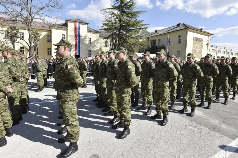 Majke su grlile sinove, pala je i pokoja suza: S prisege u Kninu nadaleko se &scaron;irio ponos...