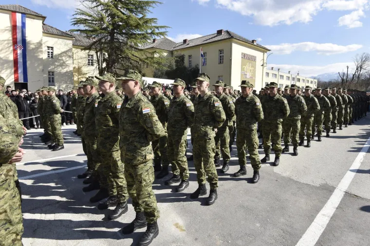Majke su grlile sinove, pala je i pokoja suza: S prisege u Kninu nadaleko se &scaron;irio ponos...