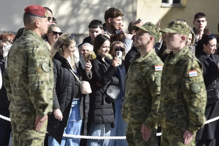 Majke su grlile sinove, pala je i pokoja suza: S prisege u Kninu nadaleko se &scaron;irio ponos...