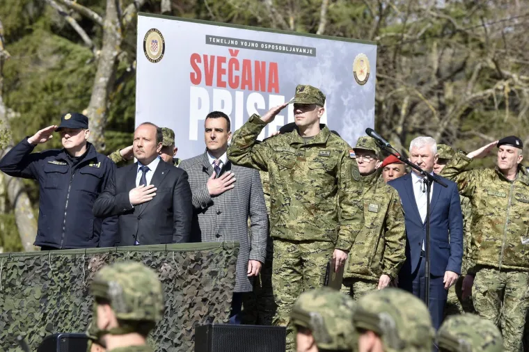 Majke su grlile sinove, pala je i pokoja suza: S prisege u Kninu nadaleko se &scaron;irio ponos...