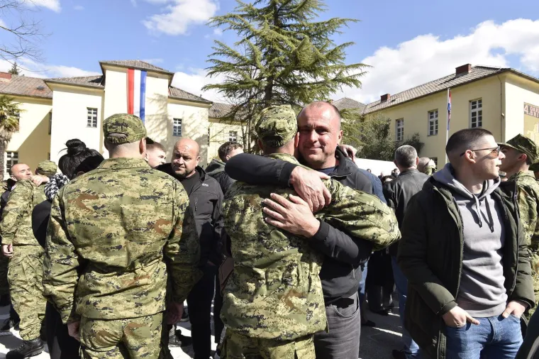 Majke su grlile sinove, pala je i pokoja suza: S prisege u Kninu nadaleko se &scaron;irio ponos...