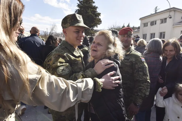 Majke su grlile sinove, pala je i pokoja suza: S prisege u Kninu nadaleko se &scaron;irio ponos...