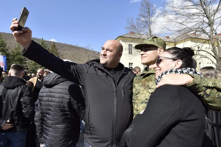 Majke su grlile sinove, pala je i pokoja suza: S prisege u Kninu nadaleko se &scaron;irio ponos...