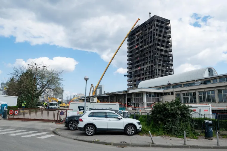 Bageri okupirali Vjesnik, radi se na sve strane: Pogledajte kako izgleda ru&scaron;enje kultnog nebodera