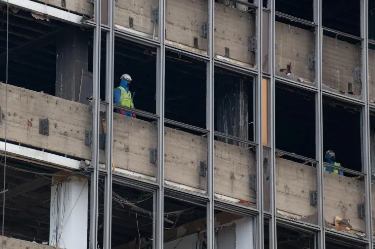 Bageri okupirali Vjesnik, radi se na sve strane: Pogledajte kako izgleda ru&scaron;enje kultnog nebodera