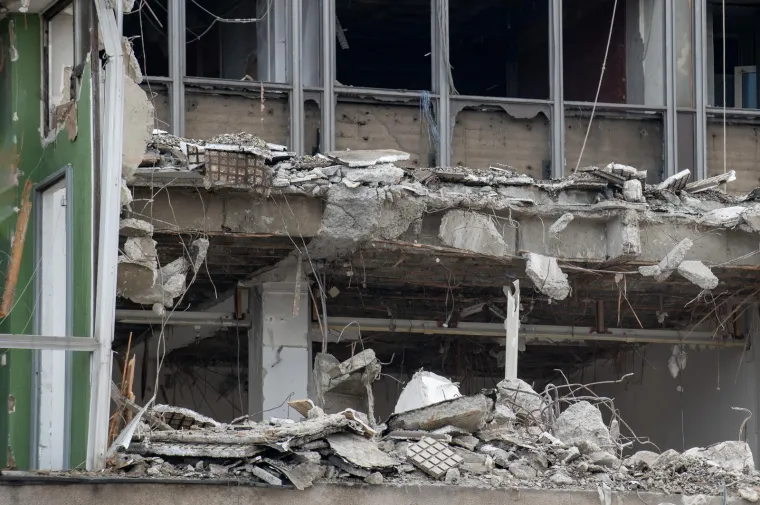 Bageri okupirali Vjesnik, radi se na sve strane: Pogledajte kako izgleda ru&scaron;enje kultnog nebodera