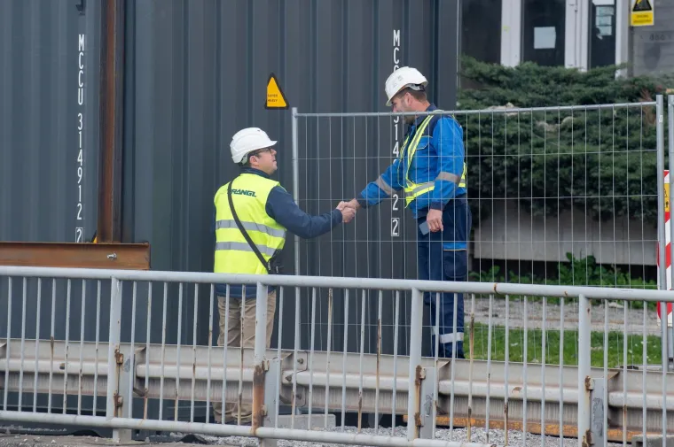 Bageri okupirali Vjesnik, radi se na sve strane: Pogledajte kako izgleda ru&scaron;enje kultnog nebodera