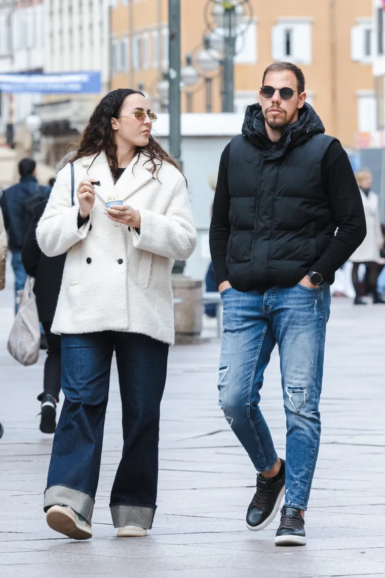 Korzo kao Milano! Djevojka u crnoj kožnoj jakni odu&scaron;evila na &scaron;pici, ali i drugi su pre&scaron;li modnu igricu