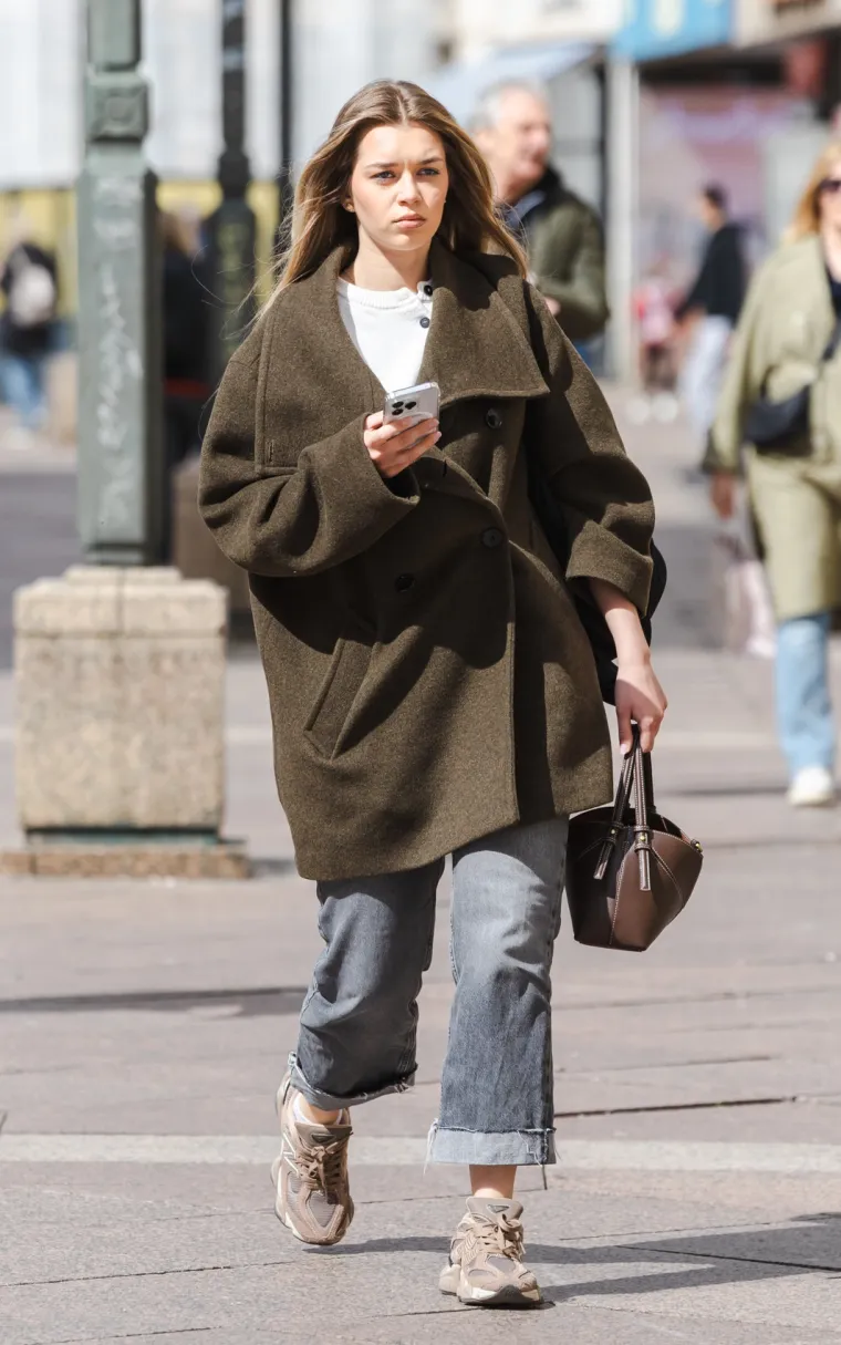 Korzo kao Milano! Djevojka u crnoj kožnoj jakni odu&scaron;evila na &scaron;pici, ali i drugi su pre&scaron;li modnu igricu