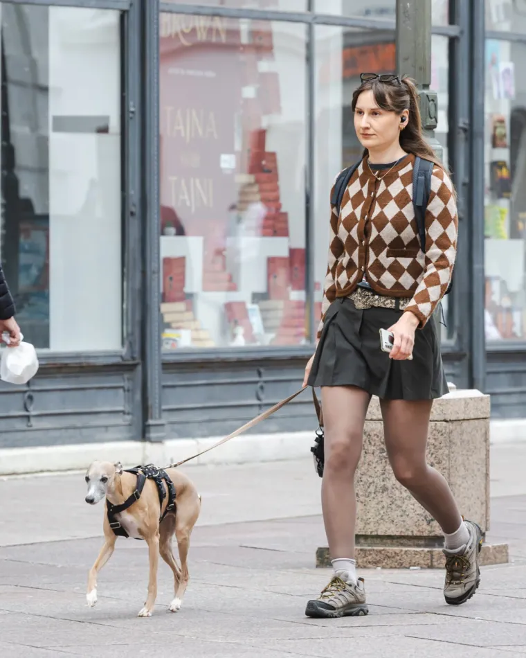 Korzo kao Milano! Djevojka u crnoj kožnoj jakni odu&scaron;evila na &scaron;pici, ali i drugi su pre&scaron;li modnu igricu