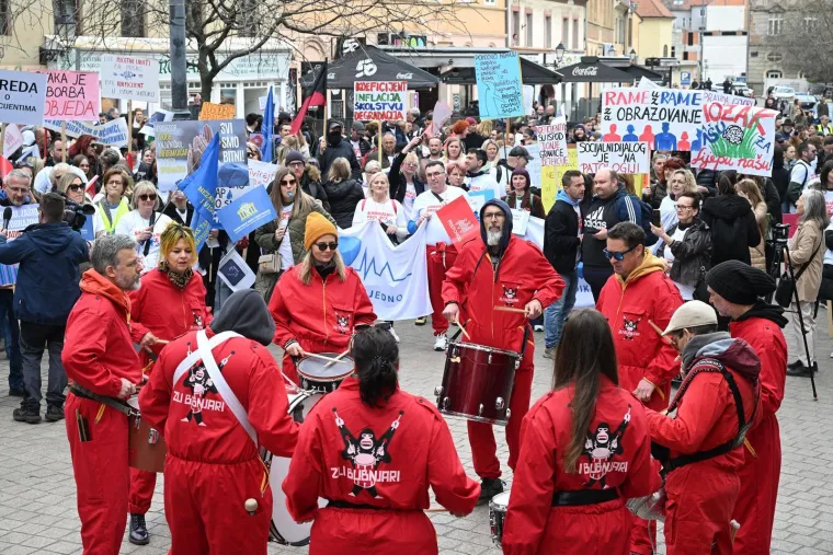 Autobusi iz cijele Hrvatske stigli u Zagreb! Poslana o&scaron;tra poruka Vladi: 'AP, pao si na ispitu'