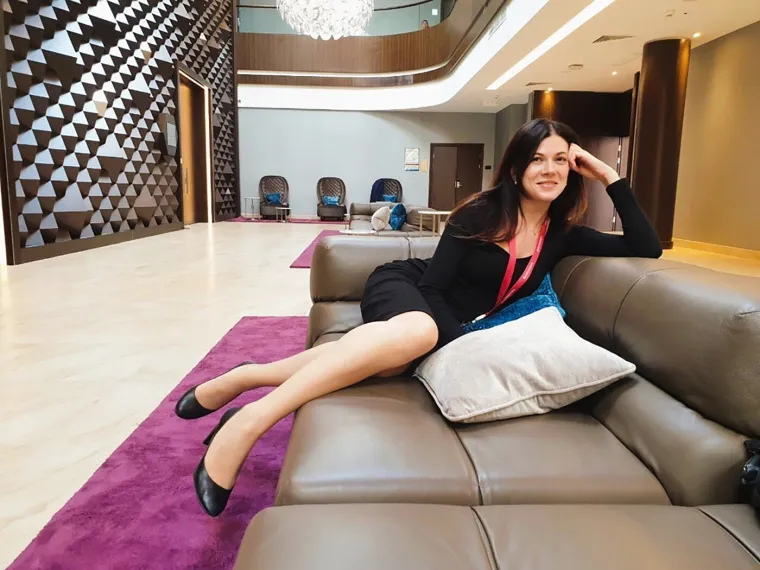 Ona je Putinov as iz rukava! Uz ovu fatalnu prevoditeljicu rijetki čuju &scaron;to Vladimir govori