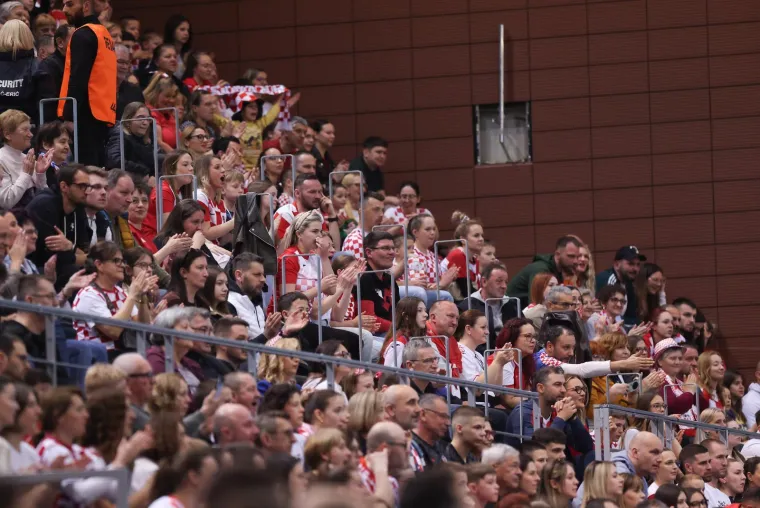 Tribine pune ljepote, glamura i poznatih lica: Evo tko je bio na utakmici Hrvatska - &Scaron;vicarska